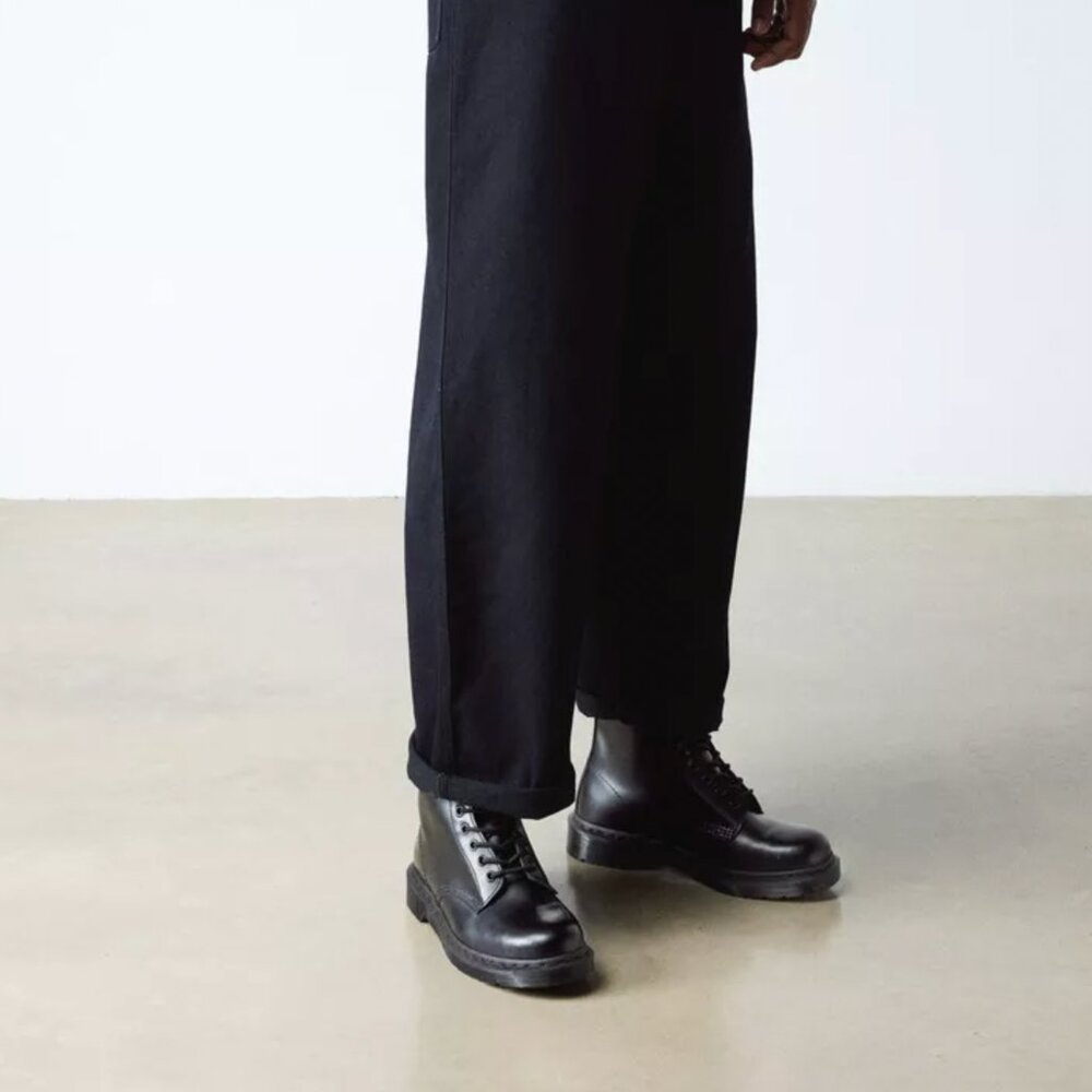 DR MARTENS - NWOT 1460 Mono Smooth Leather Lace Up Boots - Black